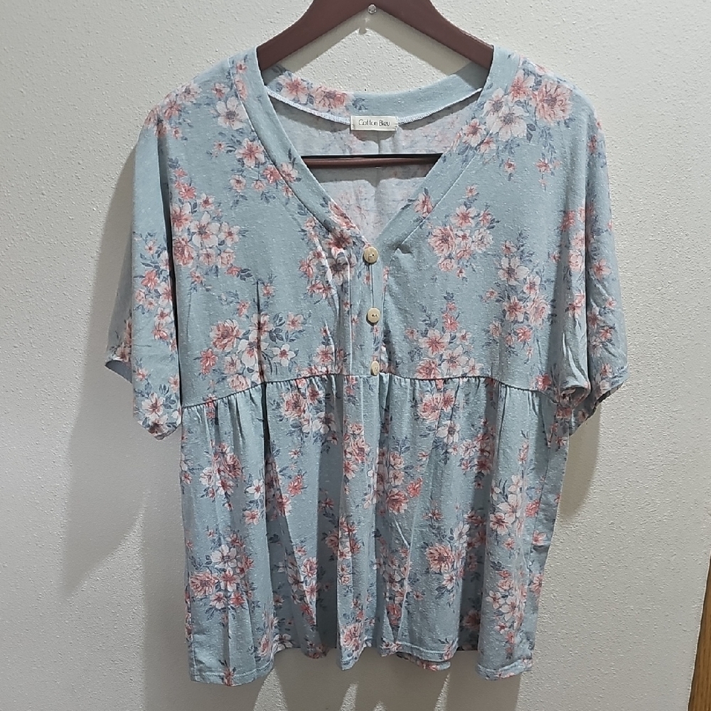 Chic Blue Floral Blouse with Button Detail